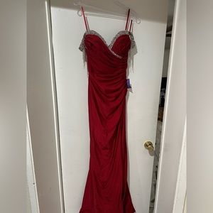 This dress is only worn once. No alteration. Bust 34. Waist 26 and hips 37